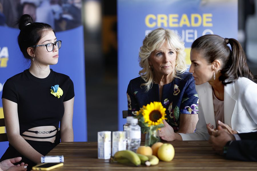 La reina Letizia (d) y la primera dama de Estados Unidos, Jill Biden (i) en el centro de acogida de refugiados ucranianos en Pozuelo de Alarcón (Madrid)