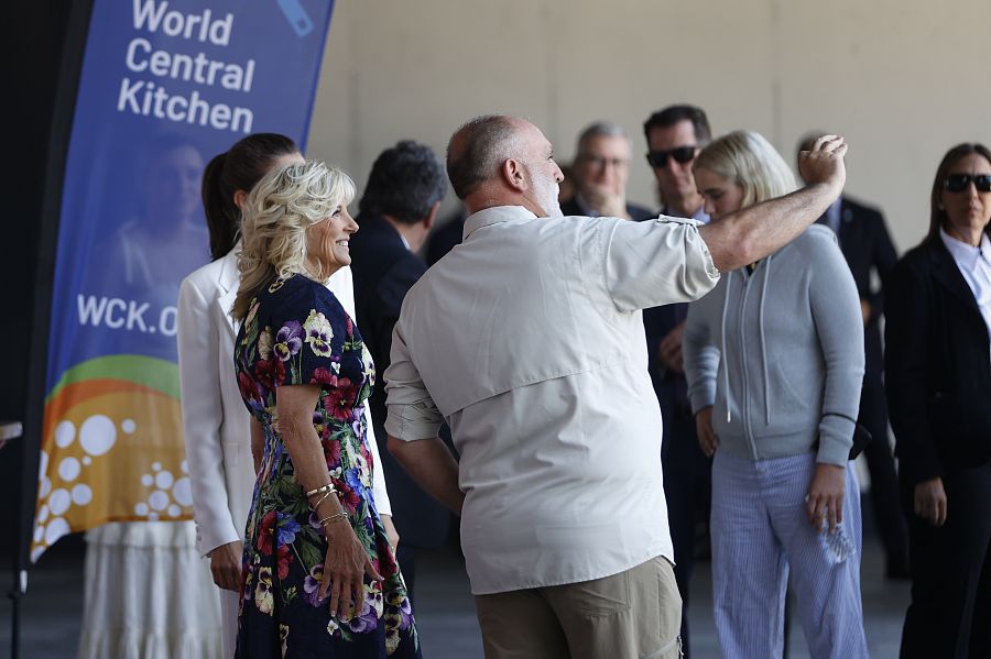 La reina Letizia y la primera dama de Estados Unidos, Jill Biden (i), se fotografían con el chef José Andrés, ante el food truck de su ONG