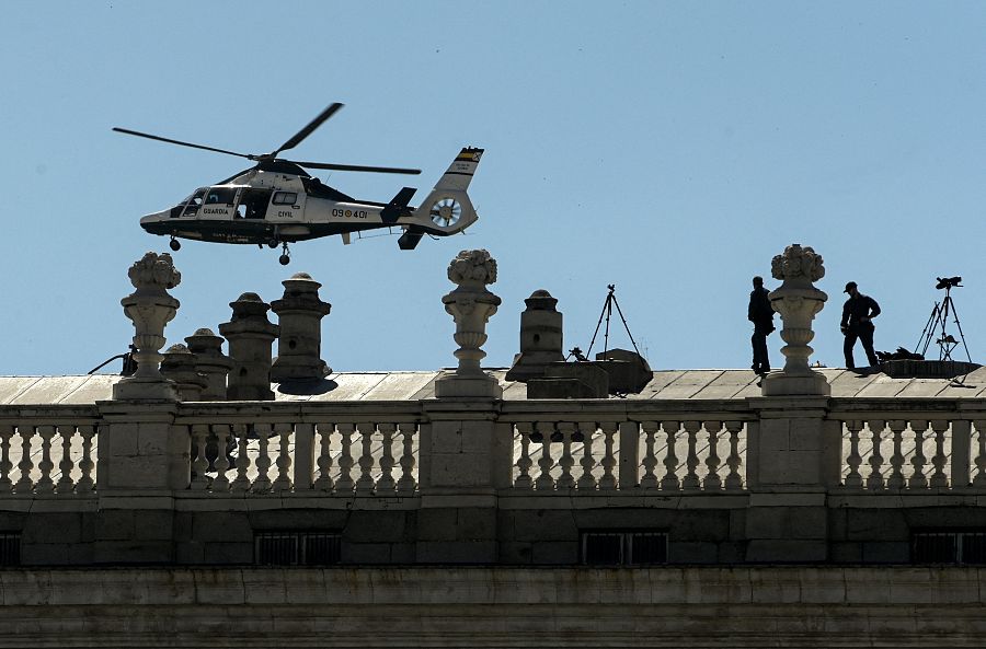 Un helicoptero de la Guardia Civil sobrevuela el Palacio Real mientras hay francotiradores en su techo