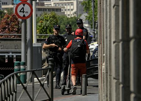 Una persona intenta cruzar a una zona cortada por la Policía Nacional