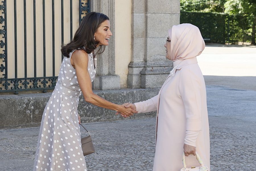 La reina Letizia (i) recibe a la primera dama turca, Emine Erdogan (d) a su llegada a los actos culturales para los acompañantes de los mandatarios que asisten a la cumbre de la OTAN