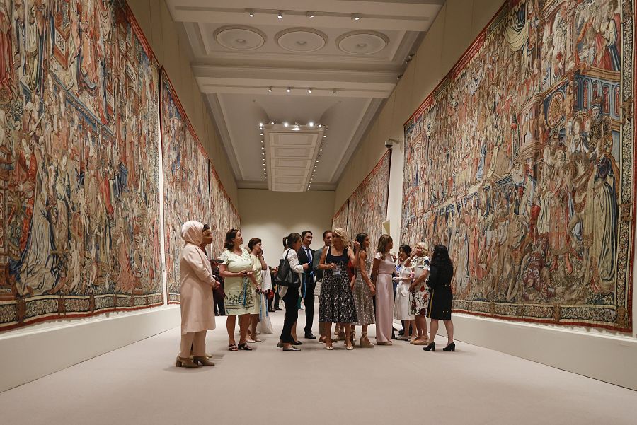 La reina Letizia (5d), la mujer del presidente del Gobierno, Begoña Gómez (3d) y la primera dama estadounidense, Jill Biden (2d) visitan una exposición de tapices