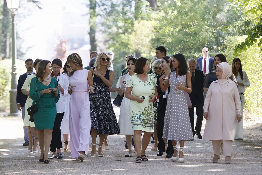 La reina Letizia (2d), la mujer del presidente del Gobierno, Begoña Gómez (i), la primera dama de Malta, Lydia Bela (i) y la primera dama turca, Emine Erdogan (d)