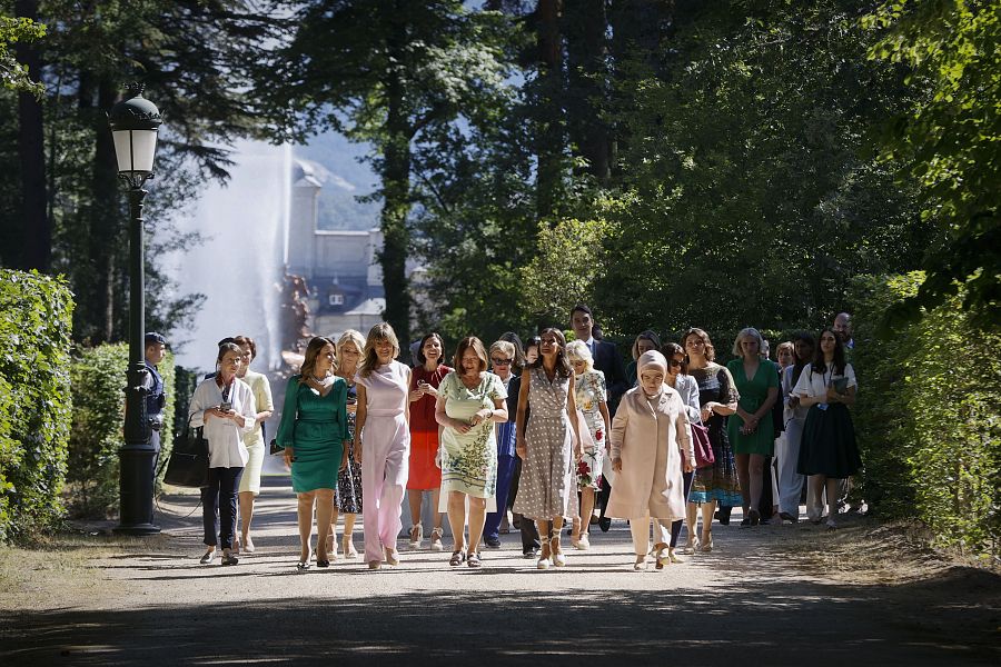 La reina Letizia (2d), la mujer del presidente del Gobierno, Begoña Gómez (3i) y la primera dama turca, Emine Erdogan (d) pasean por los jardines en la Granja de San Idelfonso, Segovia
