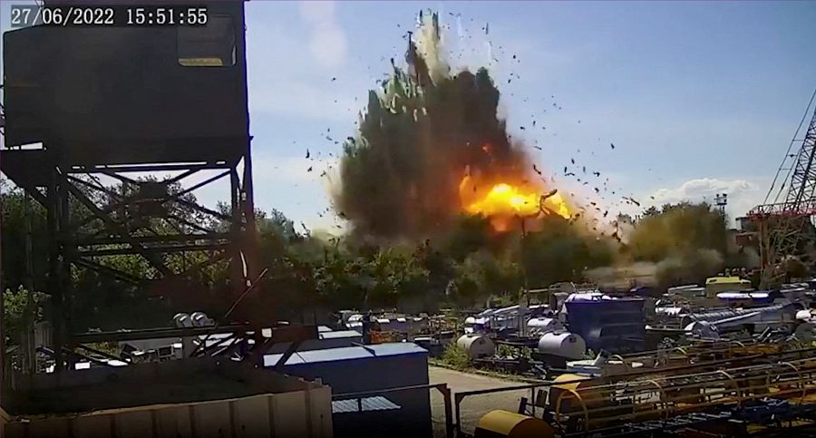 Momento de la explosión de misil en el centro comercial de Kremenchuck