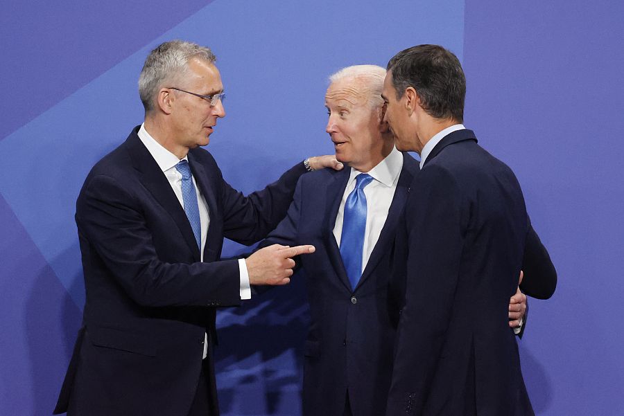 El presidente del Gobierno, Pedro Sánchez (d) junto con el secretario general de la OTAN, Jens Stoltenberg (i), y el presidente de Estados Unidos, Joe Biden (c)