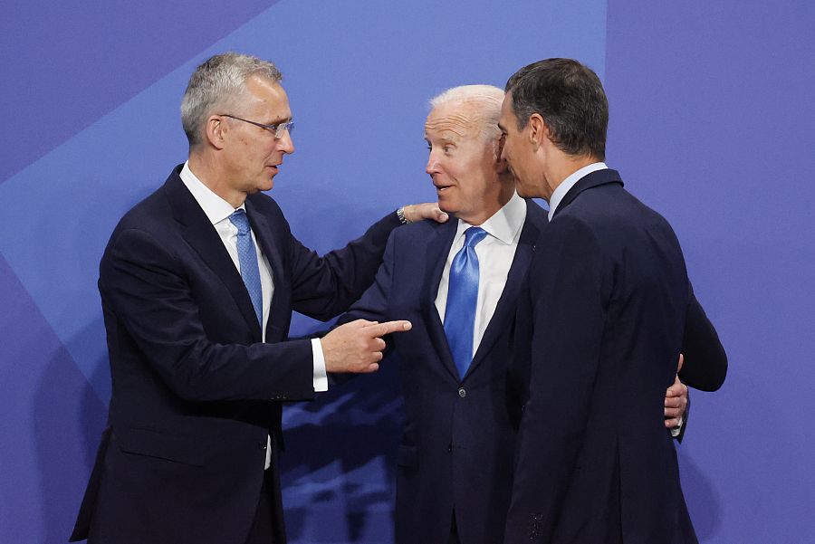 El presidente del Gobierno, Pedro Sánchez (d) junto con el secretario general de la OTAN, Jens Stoltenberg (i), y el presidente de Estados Unidos, Joe Biden (c)