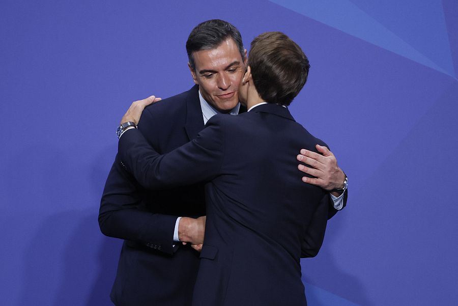 El presidente del Gobierno, Pedro Sánchez (i) saluda al presidente francés, Emmanuel Macron (d)