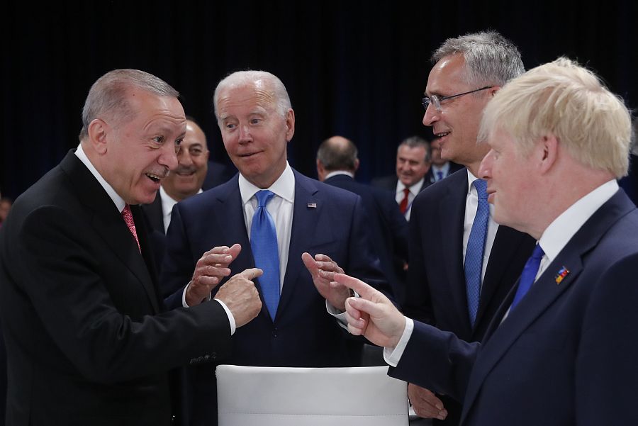 El presidente de Turquia Recep Tayyip Erdogan conversa con el primer ministro británico Boris Johnson (d) ante el presidente estadounidense Jeo Biden (c) y el secretario general de la OTAN, Jens Stoltenberg