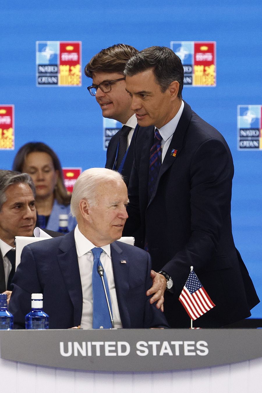 El presidente del Gobierno, Pedro Sánchez (d) saluda al presidente estadounidense, Joe Biden (i)