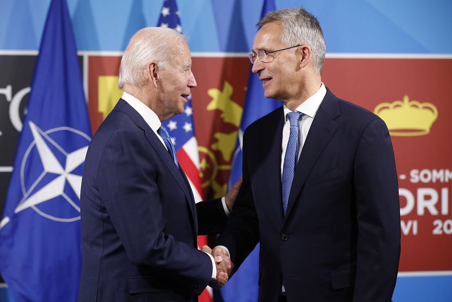 El presidente de Estados Unidos, Joe Biden (i), y el secretario general de la Alianza Atlántica, Jens Stoltenberg (d)