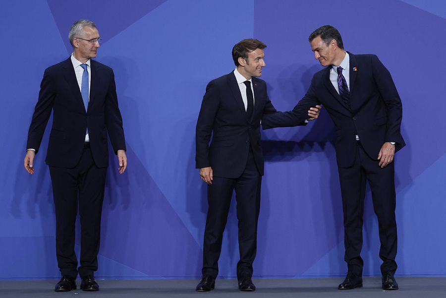 El presidente del Gobierno, Pedro Sánchez (d), junto al secretario general de la OTAN, Jens Stoltenberg (i), y al presidente francés, Emmanuel Macron (c)