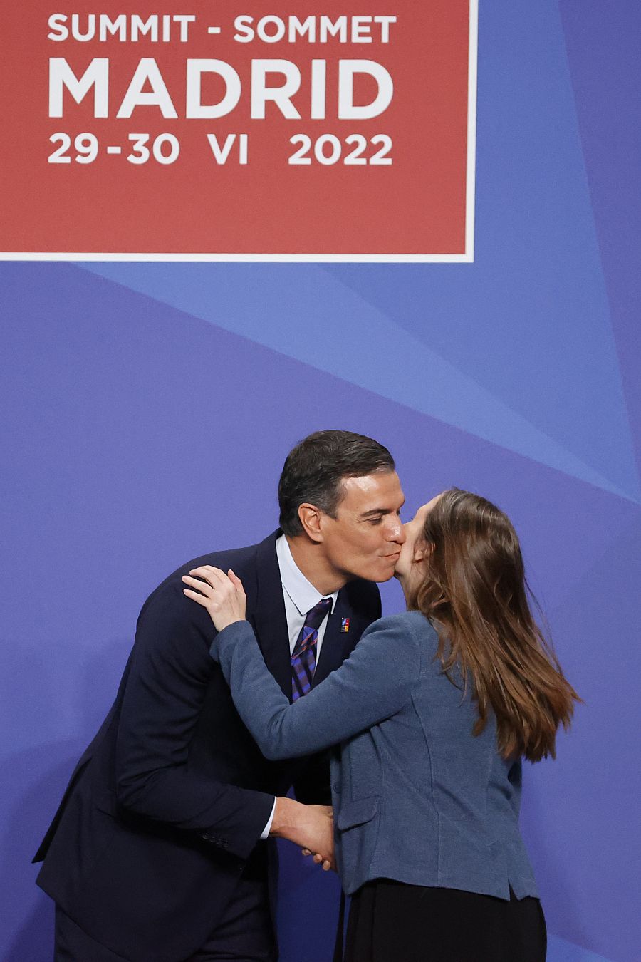 El presidente del Gobierno, Pedro Sánchez, saluda a la primera ministra de Islandia, Katrín Jakobsdóttir