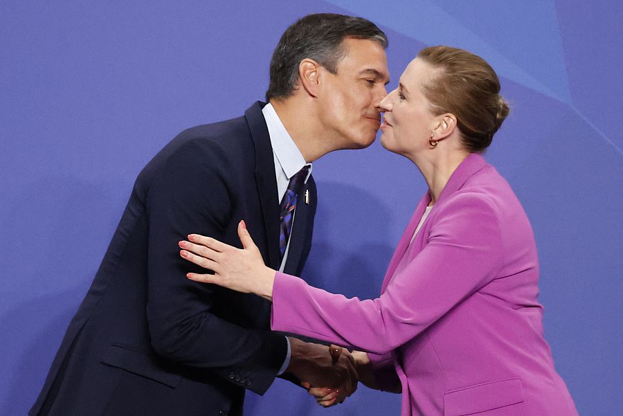El presidente del Gobierno de España, Pedro Sánchez, saluda a la primera ministra danesa, Mette Frederiksen