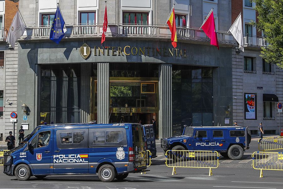 Vista de la fachada del Hotel Intercontinental de Madrid blindado por furgones de la Policía Nacional