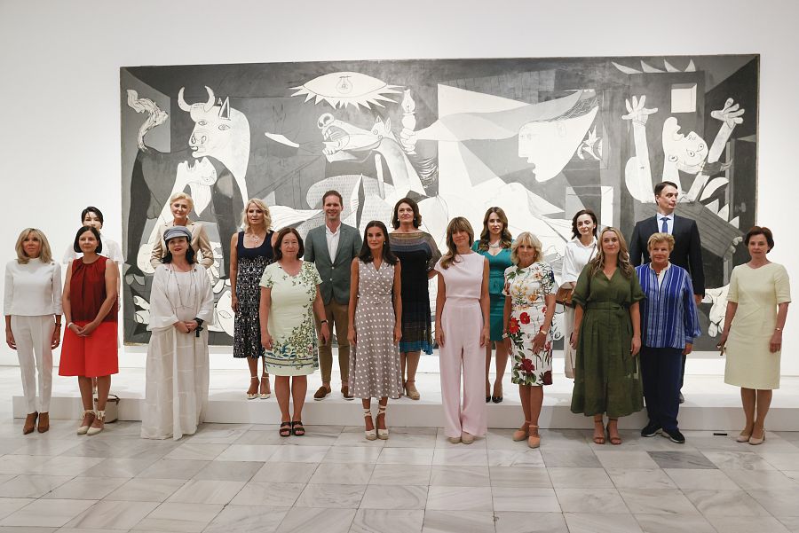 La reina Letizia (c) y los acompañantes posan junto al Guernica de Picasso en su visita del Museo Nacional de Arte Reina Sofía
