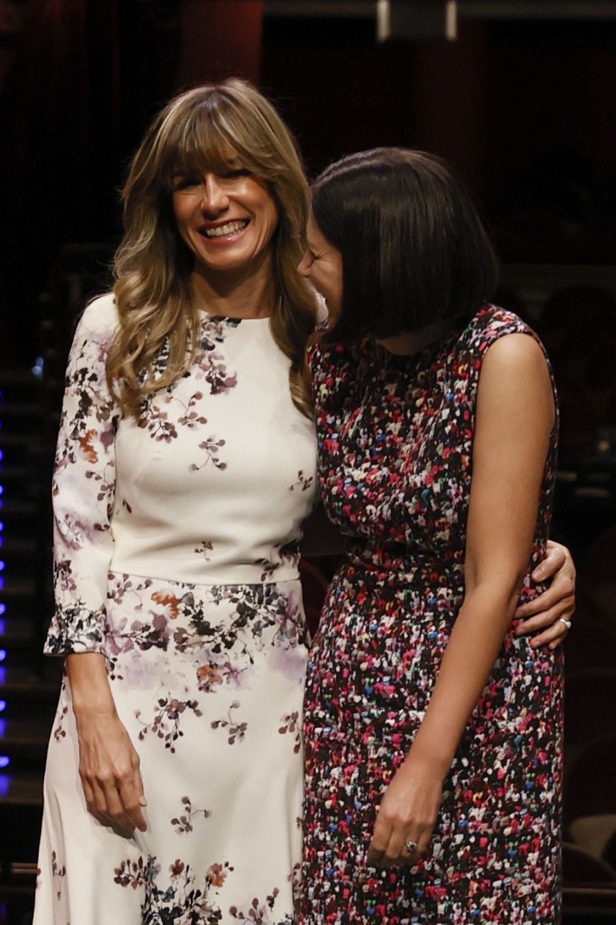 La mujer del presidente del Gobierno, Begoña Gómez, junto a la reina Letizia durante la visita al Teatro Real de Madrid