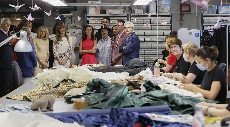 La reina Letizia y los acompañantes visitan la zona del vestuario durante su visita al Teatro Real de Madrid