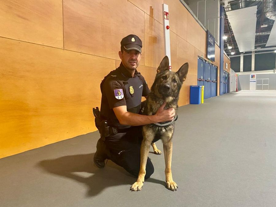 Javier y Brix, de la unidad canina de la Policía Nacional