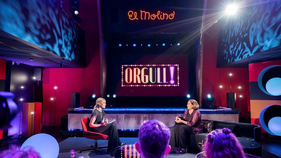 Tània Sarrias i Ada Colau a El Molino durant la gala Orgull