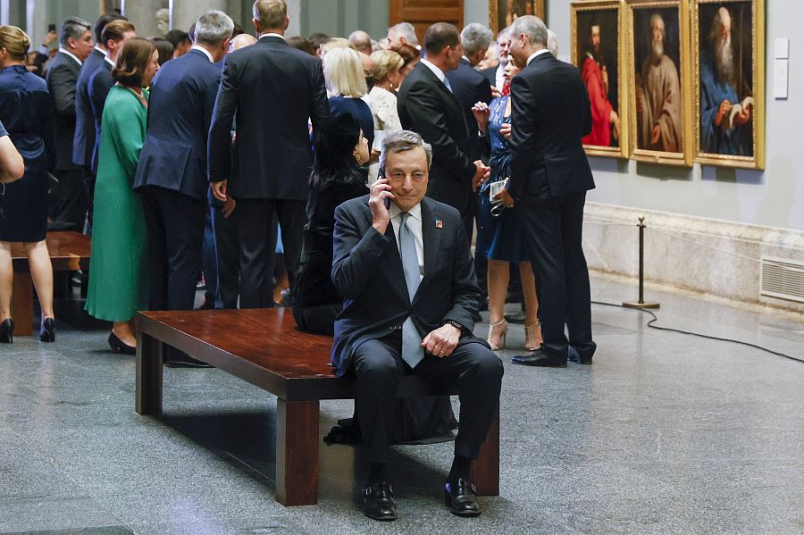 El primer ministro italiano, Mario Draghi, habla por teléfono a su llegada al Museo del Prado