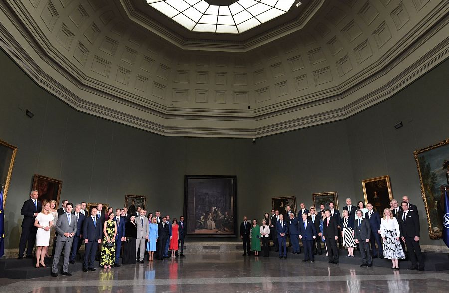 Foto de familia de los líderes invitados a la cumbre de la OTAN en Madrid y sus acompañantes en el Museo del Prado