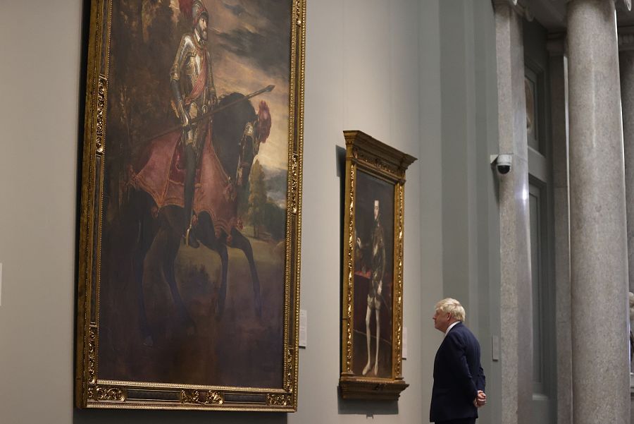 El primer ministro británico, Boris Johnson, contempla el cuadro de Tiziano 