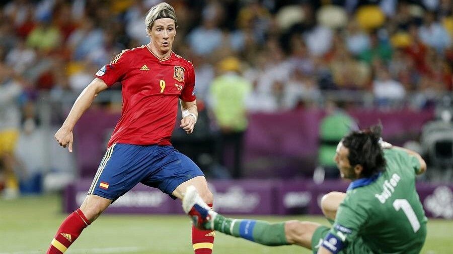 Fernando Torres anota el 3-0 de España.