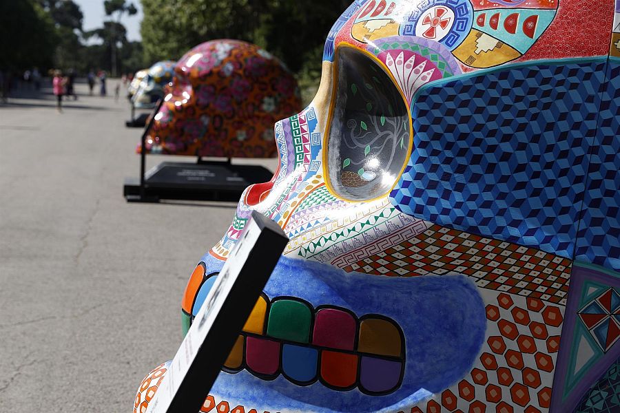 Detalle de una de las calaveras de la exposición internacional 'Mexicráneos' en el Parque del Retiro de Madrid