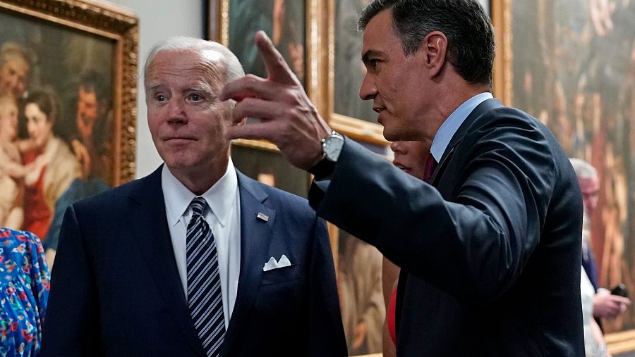 Joe Biden y Pedro Sánchez conversan durante la cena ofrecida en el Museo del Prado durante la cumbre de la OTAN.