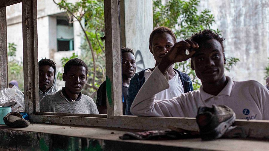 Jóvenes subsaharianos posan en la ventana de una escuela que les sirve de refugio en un barrio periférico de Casablanca