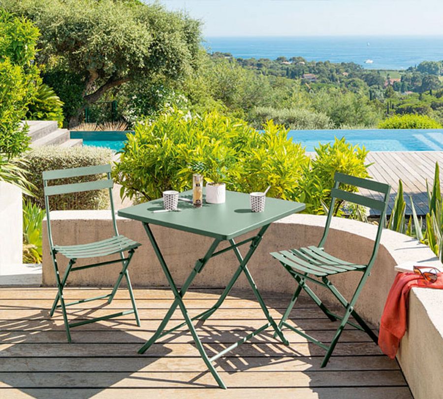 Unas sillas plegables y una mesita  pueden ser todo lo que necesitas para disfrutar de un rincón especial de tu casa