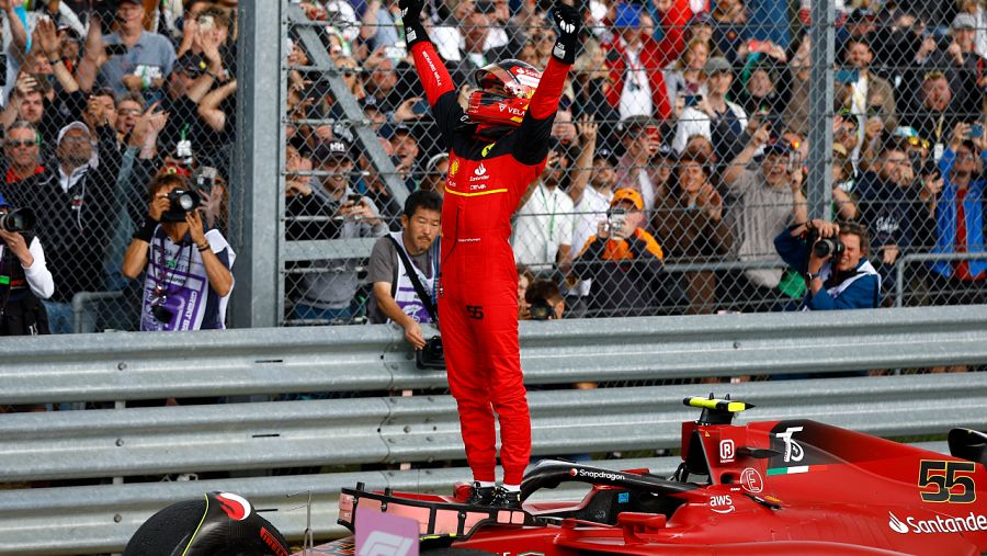 Imagen: Carlos Sainz celebra la victoria en Silverstone