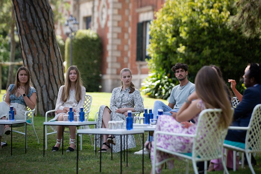 La Familia Real asiste a un un taller para jóvenes de la Fundación Princesa de Girona