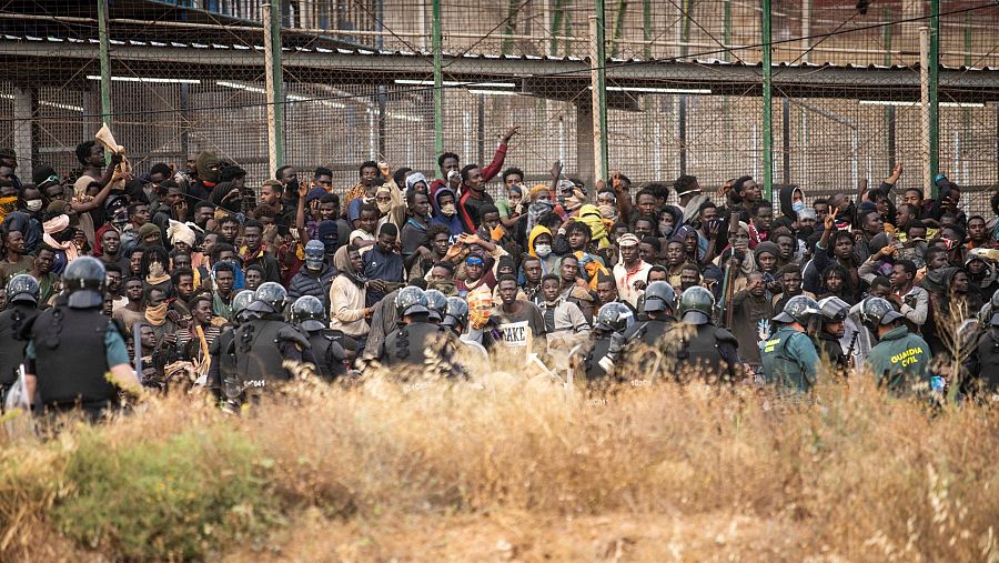  Nasser entre las personas migrantes que han cruzado la valla de Melilla 