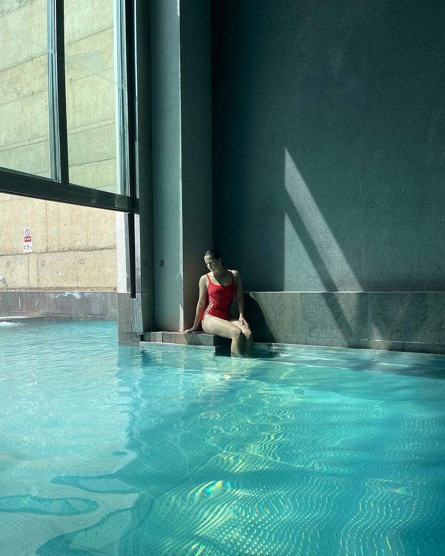Rosalía posando en la piscina