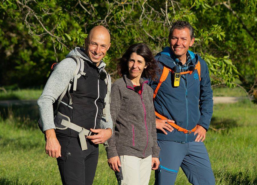 Juanjo Pardo, presentador del programa 80 cm, con Enrico Miracoli y Raquel Merino