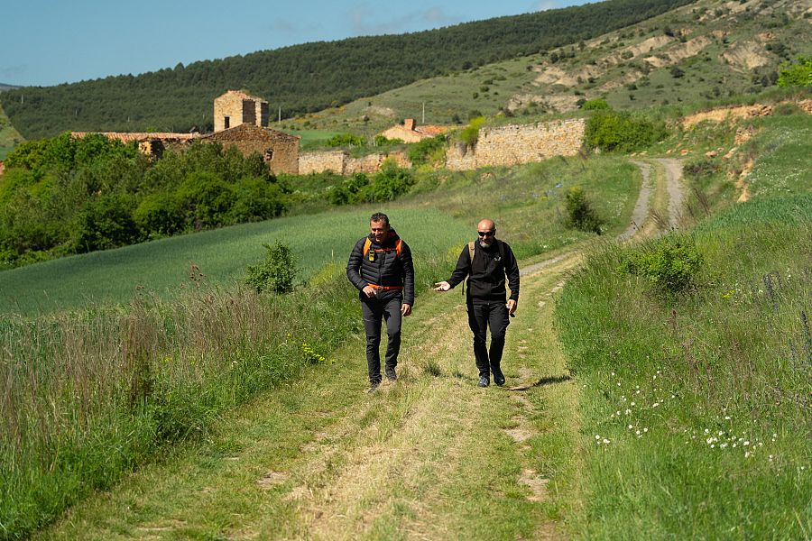 Juanjo Pardo visita los pueblos desahabitados de Vellosillo y Camporredondo con Pablo Febrero como guia