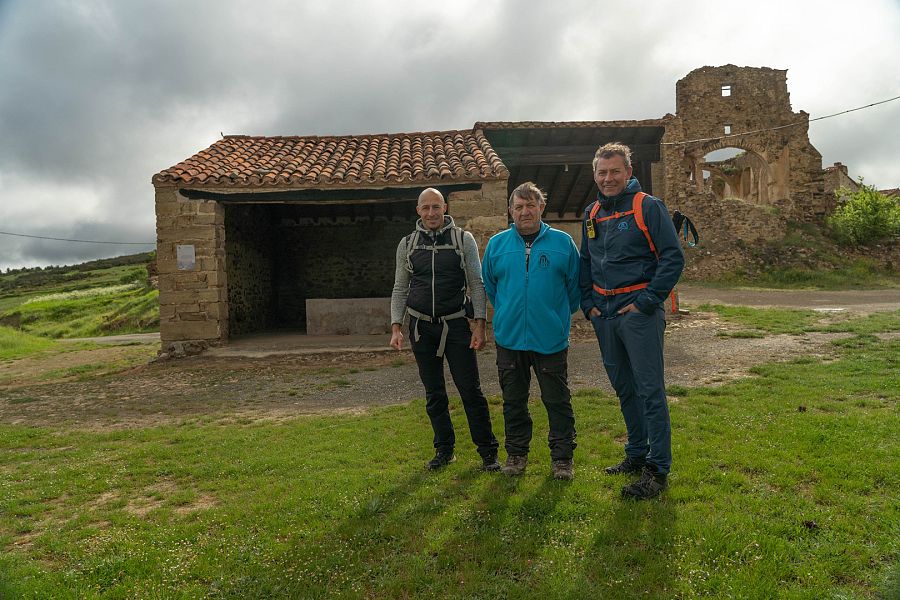 Juanjo Prado, presentador del programa, con José María Carrascosa y Enrico Miracoli en Sarnago