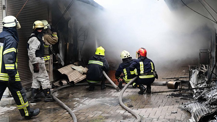 Los bomberos tratan de sofocar el incendio que ha provocado el ataque a un mercado en Sloviansk