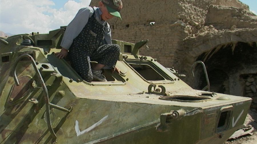 Mir subido a un tanque en Bamiyán, en mayo de 2003