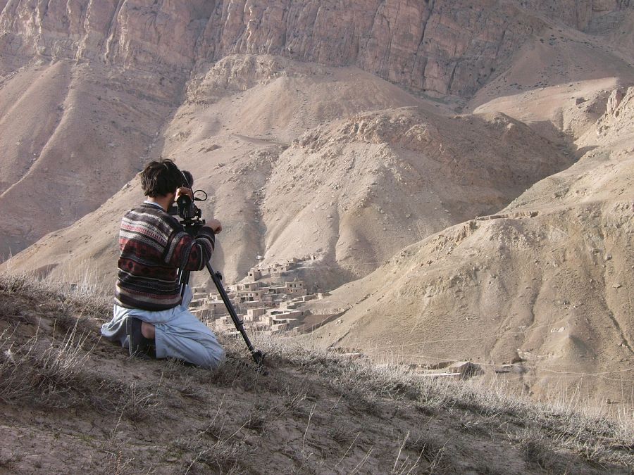 El codirector, Shoaib Sharifi graba en el norte de Afganistán, en marzo de 2007