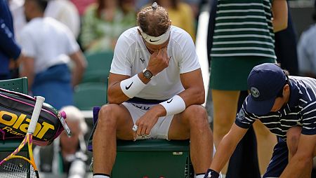 Rafa Nadal con molestias durante su partido de cuartos de Wimbledon ante Fritz
