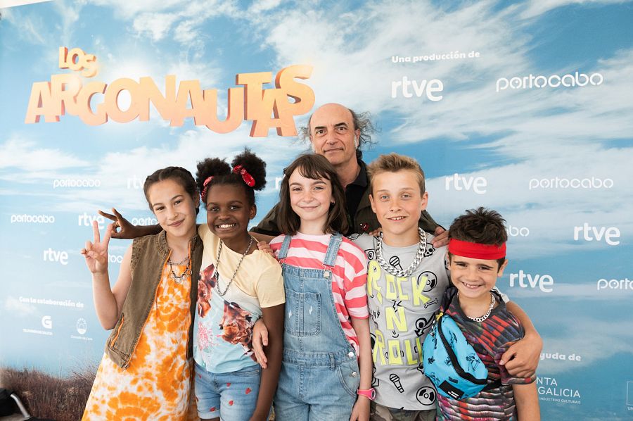 Yago Fandiño con los protagonistas de 'Los argonautas'