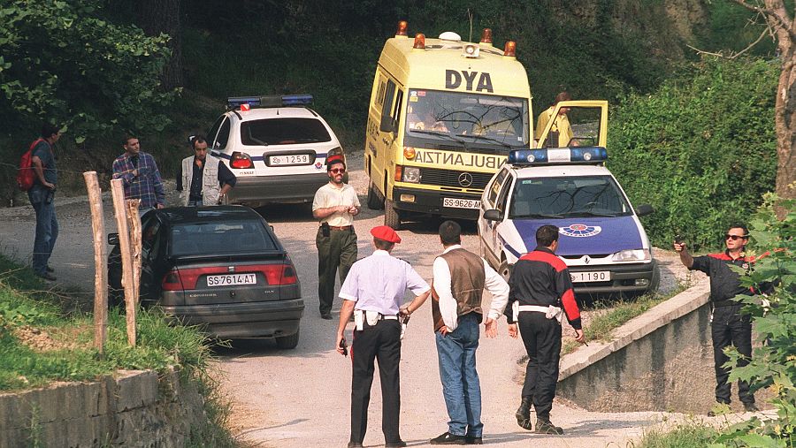 Agentes de la Ertzaintza, durante la búsqueda de Miguel Ángel Blanco.