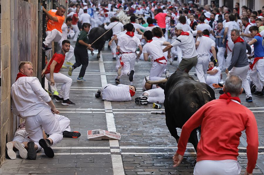 Tramo inicial de la calle de la Estafeta durante el segundo encierro de los Sanfermines.