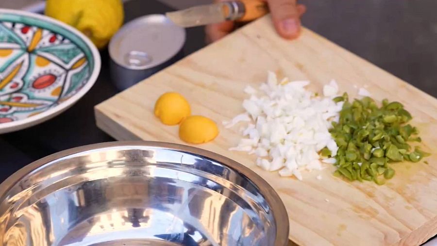 Primeros pasos para elaborar la ensaladilla rusa de patatas bravas