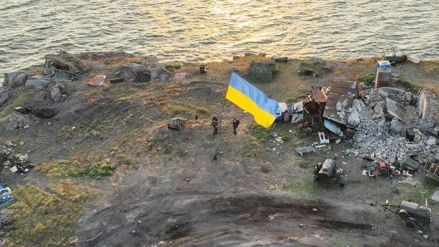 Imagen del izado de la bandera ucraniana en Isla de las Serpientes, según la foto facilitada por el Estado Mayor de la Defensa