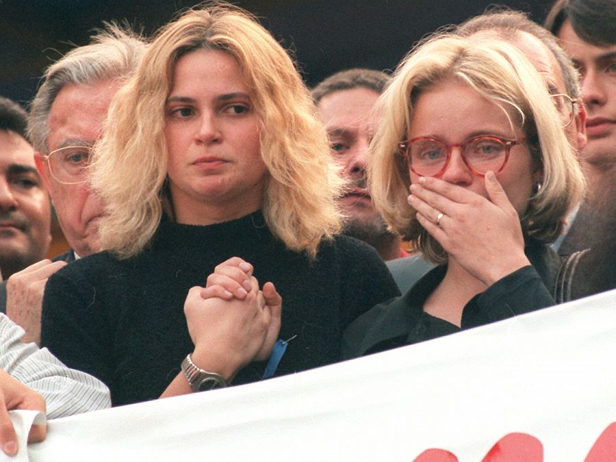 La hermana y la novia de Miguel Ángel Blanco durante una manifestación para pedir su libertad antes del asesinato