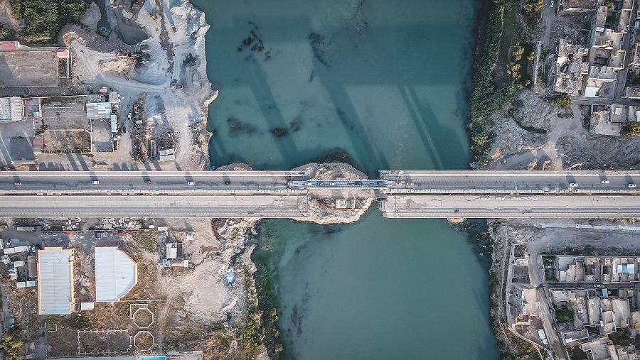 La reconstrucción del mayor puente de Mosul, sobre el río Tigris.